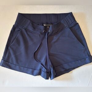 Athleta Mid-Town cuffed leg shorts in navy blue Sz 2.  L7